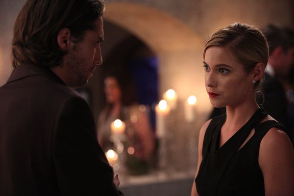 John Patrick Amedori ja Laura Ramsey dramedy-sarjassa