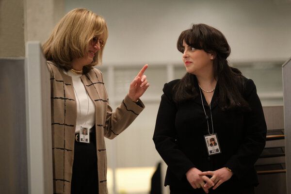 Suçlama, soldaki Linda Tripp (Sarah Paulson) ve Monica Lewinsky (Beanie Feldstein) gibi kadınları hikayenin merkezine yerleştiriyor.