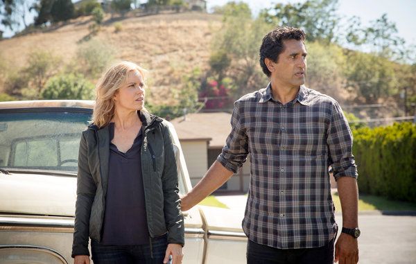 Kim Dickens und Cliff Curtis in Fear the Walking Dead, das am 23. August Premiere hat.