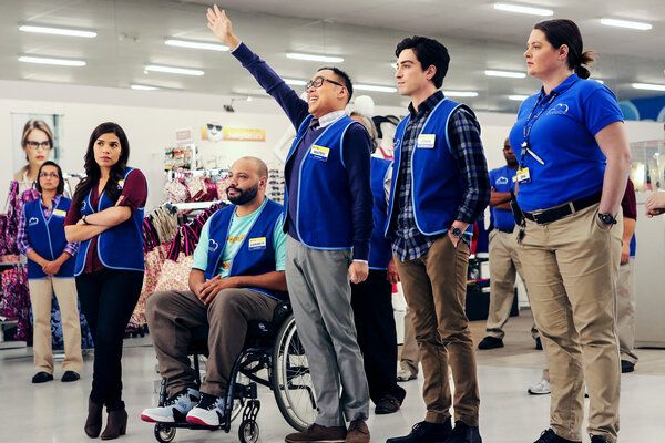 左手前から、スーパーストアの最初のシーズンのアメリカフェレーラ、コルトンダン、ニコサントス、ベンフェルドマン、ローレンアッシュ。当初から、ショーはそのキャラクターを外の世界から隔離することはありませんでした。