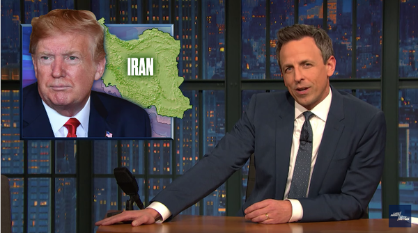 Dat is niet hoe je de natie aanspreekt over oorlogskwesties, zei Seth Meyers over de tweet van de president van dinsdag. Zo spreekt een tweedejaars zijn ouders aan op een ansichtkaart van een buitenlandse reis.