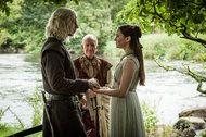 Wilf Scolding vasemmalla ja Aisling Franciosi Rhaegar Targaryenina ja Lyanna Starkina.