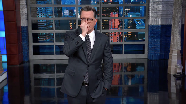 Američani ne bi smeli skrbeti za koronavirus, saj predsednik Trump ve, da ima slovesno dolžnost, da se zaščiti, je dejal Stephen Colbert.