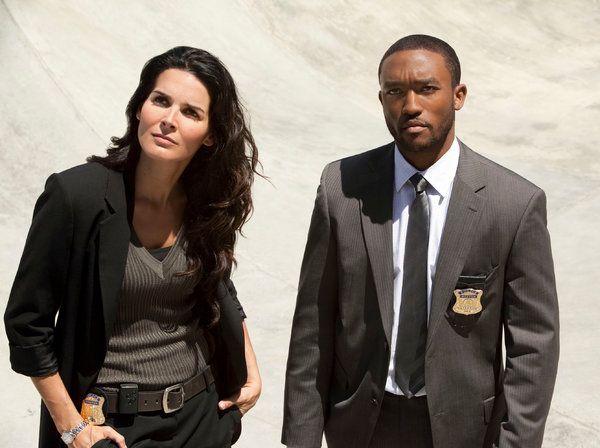 Lee Thompson Young con Angie Harmon nella serie di successo di TNT Rizzoli & Isles, che ha fatto il suo debutto nel 2010.