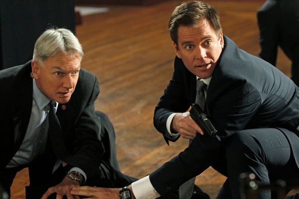 NCIS에서 Mark Harmon과 함께 Michael Weatherly(오른쪽).