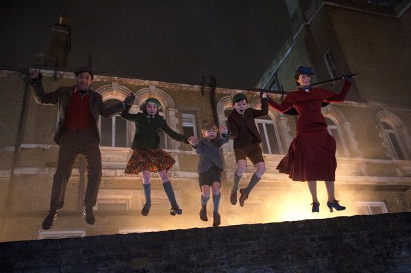A partir da esquerda, Lin-Manuel Miranda, Pixie Davies, Joel Dawson, Nathanael Saleh e Emily Blunt em Mary Poppins Returns.