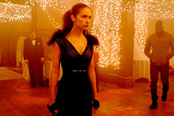 Wynonna Earp를 입은 Melanie Scrofano.