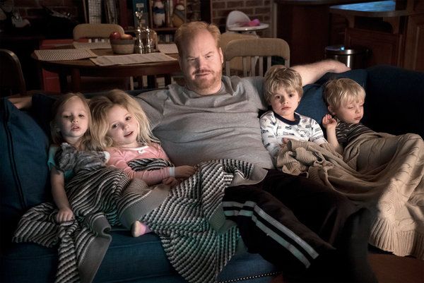 Jim Gaffigan med skuespillerne som spiller barna hans på The Jim Gaffigan Show.