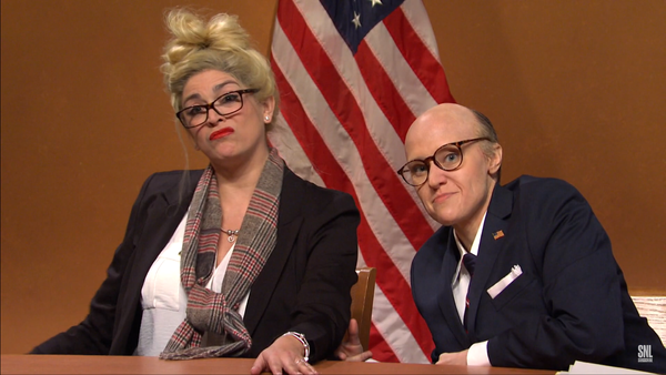 Cecily Strong (links, met Kate McKinnon als Rudolph W. Giuliani) speelde Melissa Carone, die S.N.L. fans van Strong