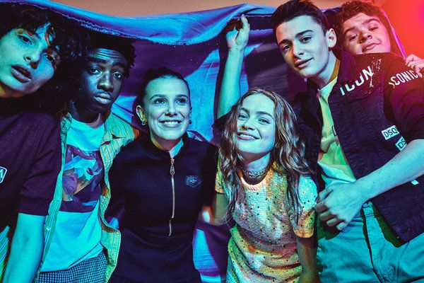 In het derde seizoen van Stranger Things, dat op 4 juli begint, hebben de kinderen de puberteit bereikt en zijn de referenties uit de jaren 80 bijgewerkt om overeen te komen. Met, van links, Finn Wolfhard, Caleb McLaughlin, Millie Bobby Brown, Sadie Sink, Noah Schnapp en Gaten Matarazzo.