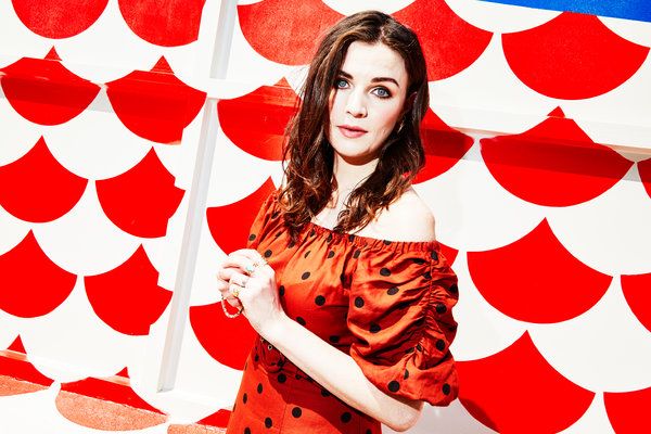 Viņa sacīja, ka Aisling Bea ir izveidojusi un filmējusies filmā This Way Up, Hulu, necienīgu tumšo komēdiju, kas kopumā ir mīlestības vēstule māsām.