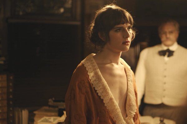Hari Nef i Bradley Whitford u Transparentu.