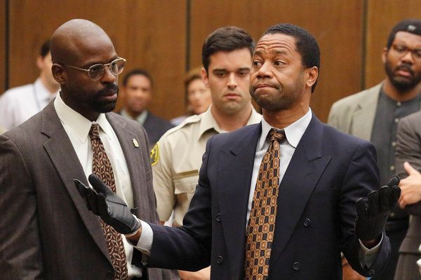 Sterling K. Brown, à esquerda, com Cuba Gooding Jr. em The People v. O.J. Simpson.