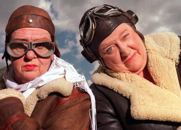 Clarissa Dickson Wright, dreapta, și co-starul ei, Jennifer Paterson, în emisiunea iconoclastă de bucătărie din anii 1990 Two Fat Ladies.