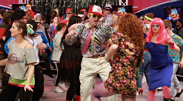 ダンスパーティーは1980年代と90年代にベイエリアの定番でしたが、2010年に復活し、現在は日曜日にKOFYで上映されています。それはそのカルト的な要素を持っている、と駅の社長は言います。