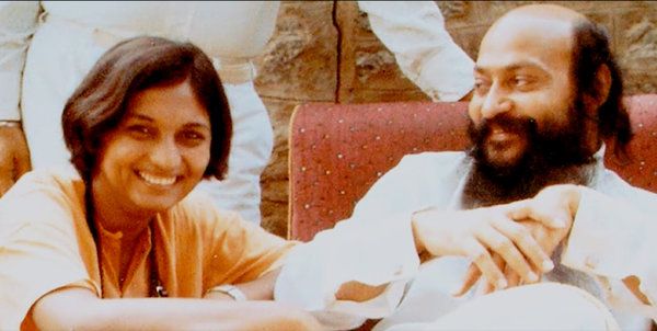 Ma Anand Sheela och Bhagwan Rajneesh i Wild Wild Country på Netflix.