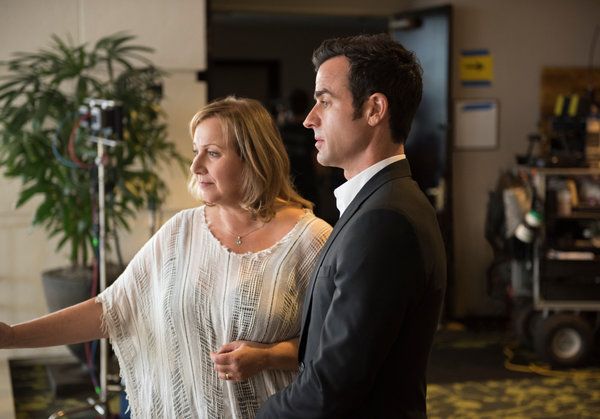 Mimi Leder, mit Justin Theroux, am Set von HBO