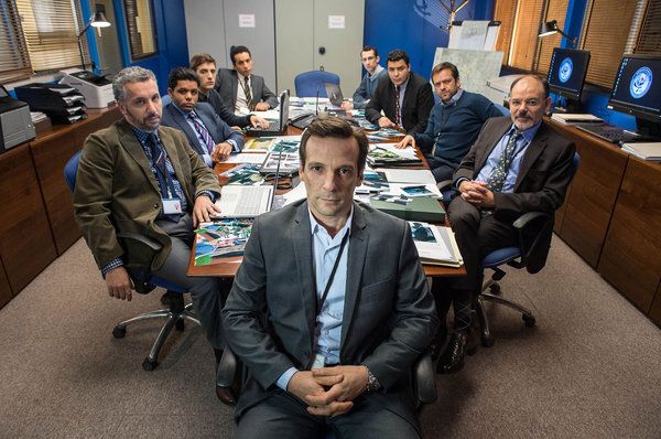 Mathieu Kassovitz, κέντρο, στο The Bureau, μια γαλλική κατασκοπευτική σειρά που θυμίζει αμερικανικά θρίλερ. Είναι πλέον διαθέσιμο στο iTunes.