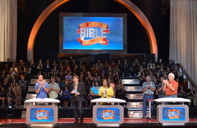 Водещият Джеф Фоксуърти на сцената със състезатели в The American Bible Challenge, оригинално шоу на GSN, където хората играят за благотворителност.