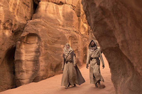 Michelle Yeoh vasemmalla ja Sonequa Martin-Green elokuvassa Star Trek: Discovery.