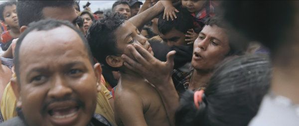 Una escena de la temporada 2 de The Trade, en la que los migrantes se apresuraron a cruzar la frontera entre Guatemala y México en 2018, muchos de los cuales huían de la violencia.