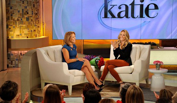 Katie Couric, à gauche, avec Sheryl Crow, son invitée dans le premier épisode de Katie, un talk-show de jour.