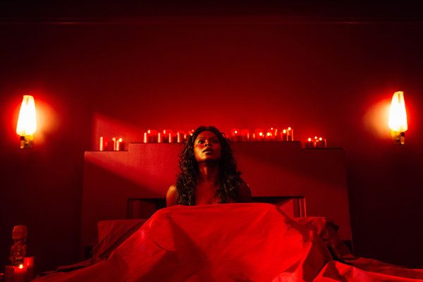 Yetide Badaki in una scena di American Gods.