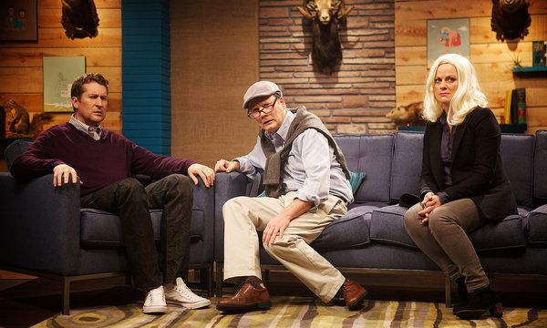 Uma cena de Comedy Bang! Bang! na IFC, com, a partir da esquerda, Scott Aukerman e seus convidados Andy Daly e Amy Poehler.