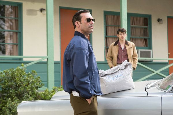 Jon Hamm, levo, in Carter Jenkins v Mad Men.
