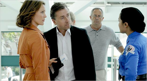フォックスの新しい犯罪ドラマの欺瞞の専門家として主演するティム・ロス、ケリー・ウィリアムズ、左、モニカ・レイマンド。