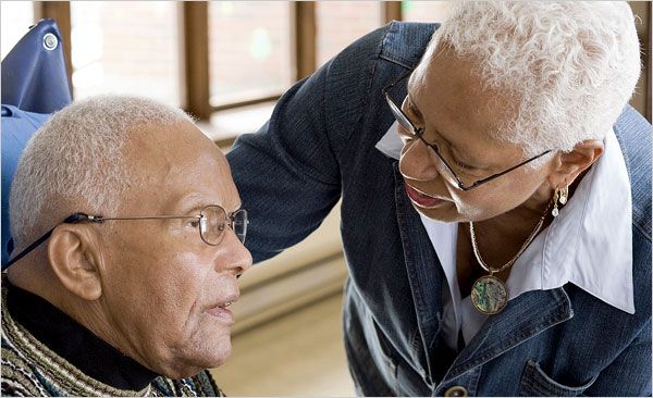 Marvine Harrell, à esquerda, e sua esposa, Jackie, em The Alzheimer ?? s Project, um documentário na HBO.