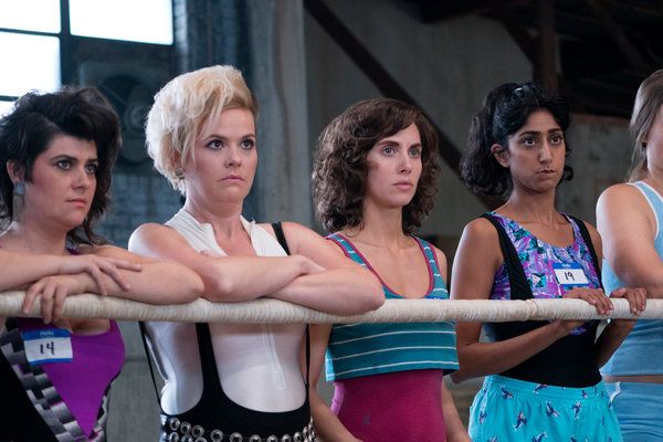 Iš kairės Rebekka Johnson, Kimmy Gatewood, Alison Brie ir Sunita Mani filme „Glow“.