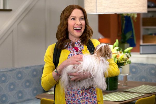 Στην κωμική σειρά Unbreakable Kimmy Schmidt, ο χαρακτήρας της Ellie Kemper μετακομίζει στη Νέα Υόρκη για να ξαναχτίσει τη ζωή της μετά από 15 χρόνια ζωής σε μια λατρεία.