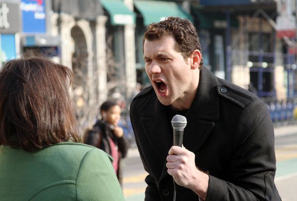 Billy Eichner przeprowadza wywiady z przechodniami w ramach swojego programu Funny or Die