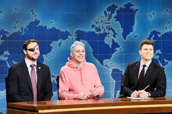 Zľava zvolený zástupca Dan Crenshaw, republikán z Texasu; Pete Davidson; a Colin Jost počas víkendovej aktualizácie Saturday Night Live.