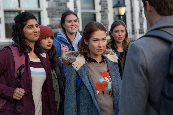 Ellie Kemper, midden, in Unbreakable Kimmy Schmidt.