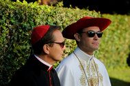 Sebastian Roché, à esquerda, e Jude Law em O Jovem Papa.