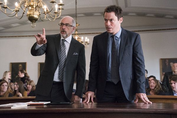 Richard Schiff și Dominic West în The Affair.
