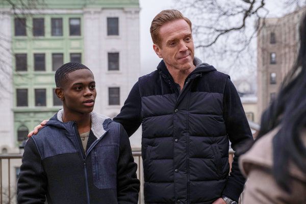 Ο Bobby (Damian Lewis, μαζί με τον Akili McDowell) έπαιξε τον ήρωα που επέστρεφε στο επεισόδιο του Billions αυτής της εβδομάδας, σε μια ακόμη προσπάθεια να ξεπεράσει τον τελευταίο του αντίπαλο.