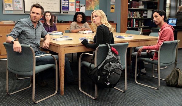 Zľava: Joel McHale, Alison Brie, Yvette Nicole Brown, Gillian Jacobs a Danny Pudi v komunite.