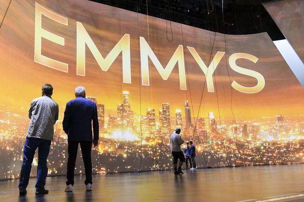 El escenario de los premios Emmy en el Microsoft Theatre, días antes de la transmisión del domingo. ¿Hollywood está de humor para celebrar?