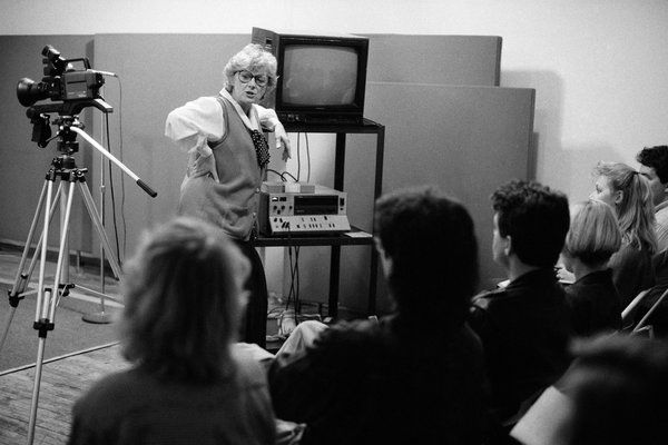Joan See deu uma aula em 1990 no que era conhecido na época como Actors in Advertising School.