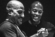 O cineasta Allen Hughes, à esquerda, com Dr. Dre, que, com Jimmy Iovine, é o tema da série de documentos biográficos The Defiant Ones na HBO.