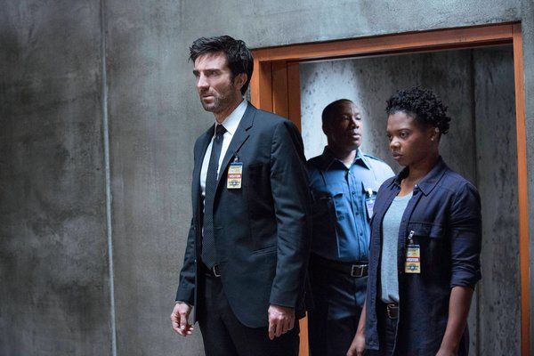 샬토 코플리(Sharlto Copley)와 수잔 헤이워드(Susan Heyward)는 Powers에서 경찰로 등장합니다.