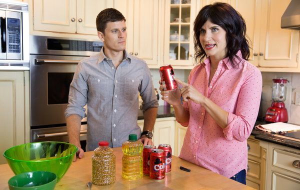 Kevinas Pereira ir Brooke Van Poppelen yra „Hack My Life“ vedėjai antradienio vakarais per „TruTV“. Ji siūlo ne tokius rimtus sprendimus nedidelėms ekstremalioms situacijoms.