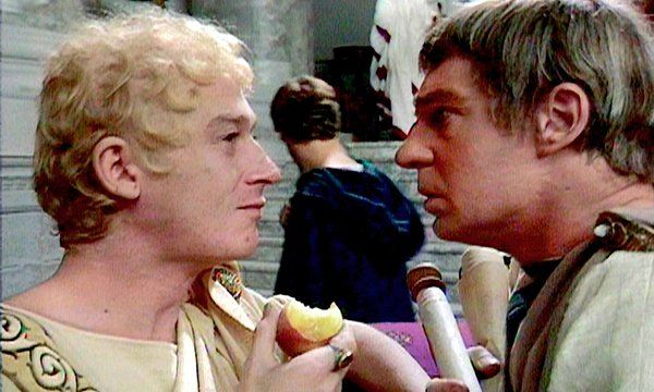 John Hurt, à esquerda, como Calígula e Derek Jacobi como o personagem-título de I, Claudius, a minissérie da BBC de 1976.