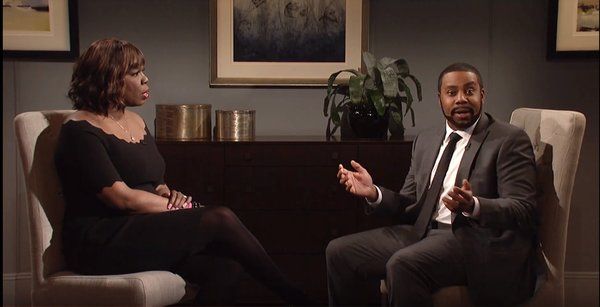 Leslie Jones ajakirjanik Gayle Kingina ja Kenan Thompson laulja R. Kellyna Saturday Night Live