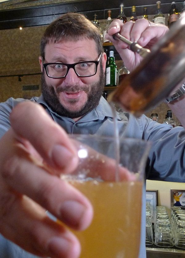 Josh Ozersky The United States of Drinkingissä Smithsonian Channel -kanavalla.