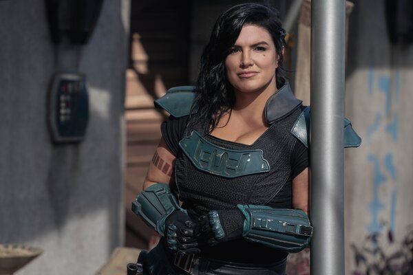 Η ηθοποιός Gina Carano ως Cara Dune στη δεύτερη σεζόν της σειράς The Mandalorian, της επιτυχημένης spinoff σειράς Star Wars της Disney.