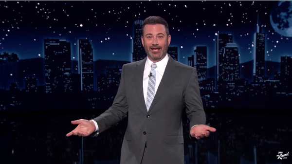 Jimmy Kimmel brincou que a descrição do senador Ted Cruz dos militares dos EUA como emasculados foi engraçada vinda de um cara que deixou Donald Trump usar os testículos no campo de treino.